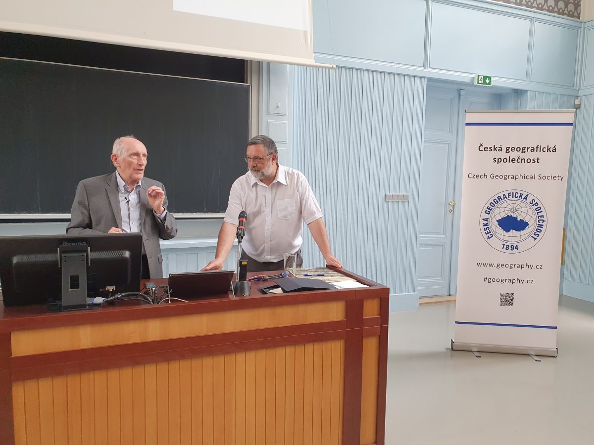 Profesor Václav Smil převzal pamětní plaketu ČGS za mimořádný přínos pro rozvoj geografie