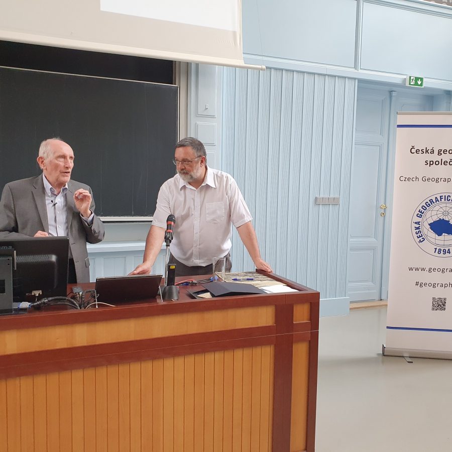Profesor Václav Smil převzal pamětní plaketu ČGS za mimořádný přínos pro rozvoj geografie